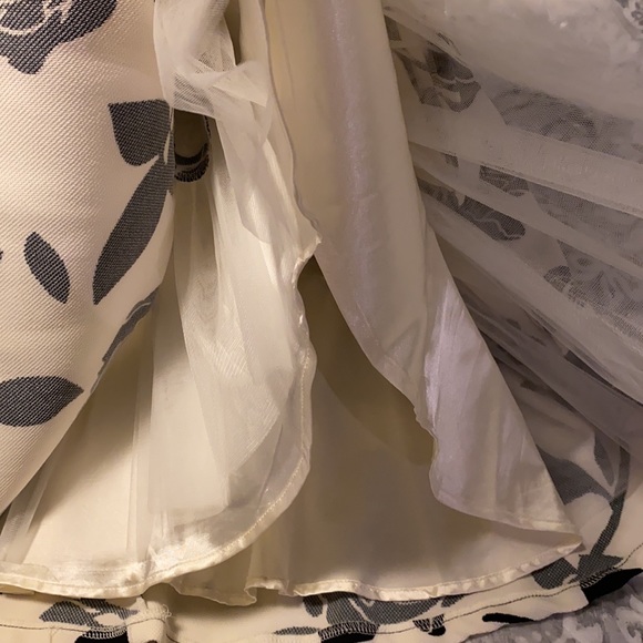 ROMEO + JULIET 🖤🤍ROSES🤍🖤DRESS - Picture 8 of 12